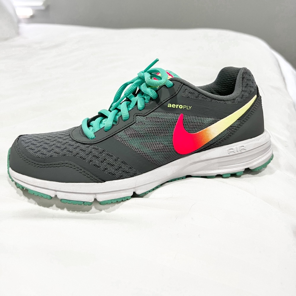 Nike tennis shoe
